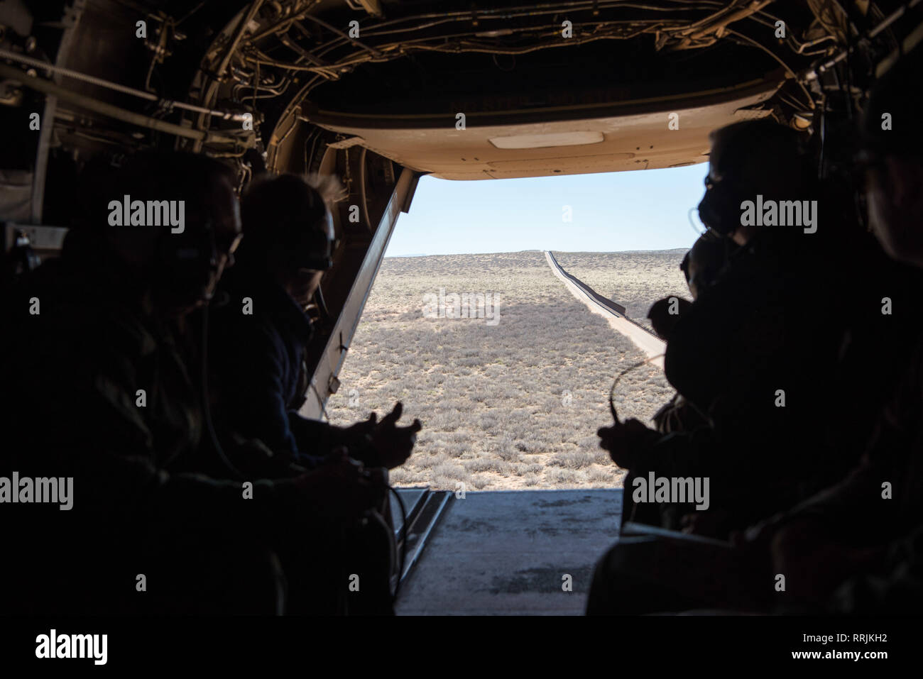 Usa handeln Verteidigungsminister Patrick M. Shanahan, Vorsitzender des US-Generalstabs, Marine Corps Gen. Joseph Dunford, der Staatssekretär für Verwaltung für das Ministerium für Heimatschutz Claire M. Grady, und Kommandant, United States Northern Command, Luftwaffe Gen. Terrence J. O'Shaughnessy auf der südlichen Grenze während einer Reise nach El Paso, TX., Feb 23, 2019. (DoD Foto von U.S. Army Sgt. Amber I. Smith) Stockfoto