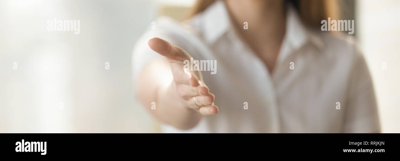 Close up Geschäftsfrau hält die Hand für Handshake Stockfoto