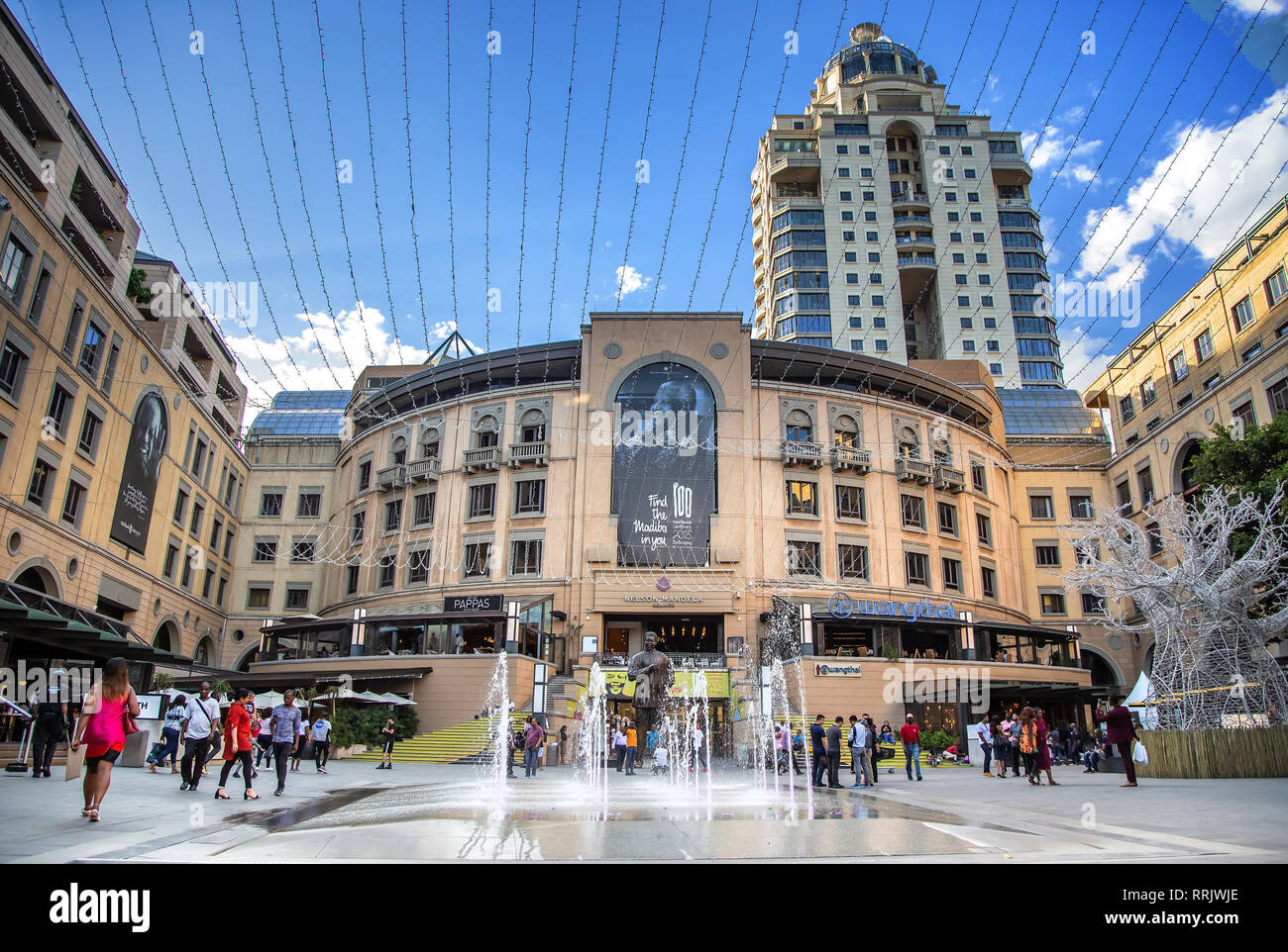 Johannesburg, Südafrika, 12. Dezember - 2018: Wasserspiel und außerhalb gepflasterte Fläche der Mall. Stockfoto