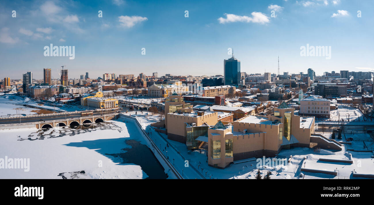 Antenne; Panoramablick drone Ansicht tscheljabinsk Wahrzeichen; Provinzstadt Problem der unbebauten städtischen und sozialen Umfeld; Blau klarer Himmel, winter Stockfoto