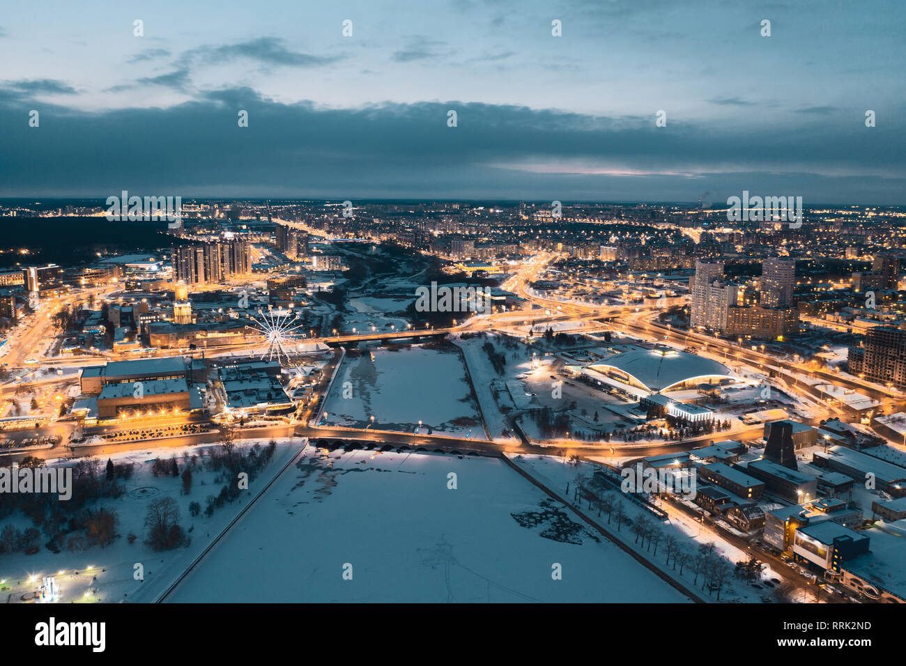 Antenne drone Panorama; schöne Aussicht Tscheljabinsk Stadt mit beleuchteten Straßen und Brücken in der Nacht; Winter abend South Ural Kapital; ein Stockfoto