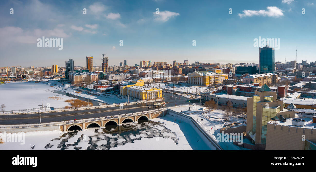 Antenne drone Panorama; schöne Aussicht Tscheljabinsk Stadt mit weiss verschneiten Straßen und Brücken; sonniger Wintertag im Südlichen Ural Kapital; Industrie- und Po Stockfoto
