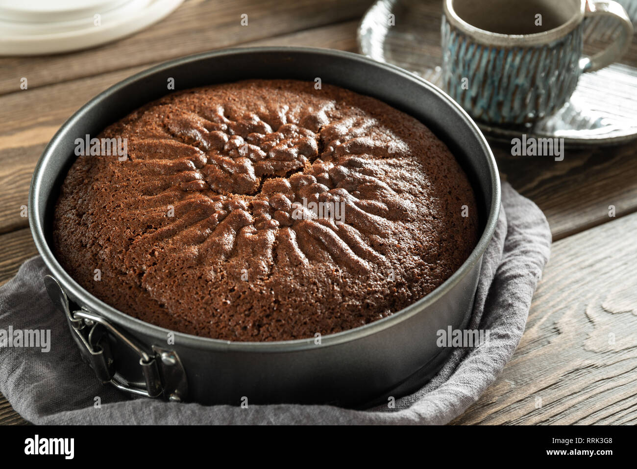 Frisch gebackene Kuchen in Backform Stockfoto