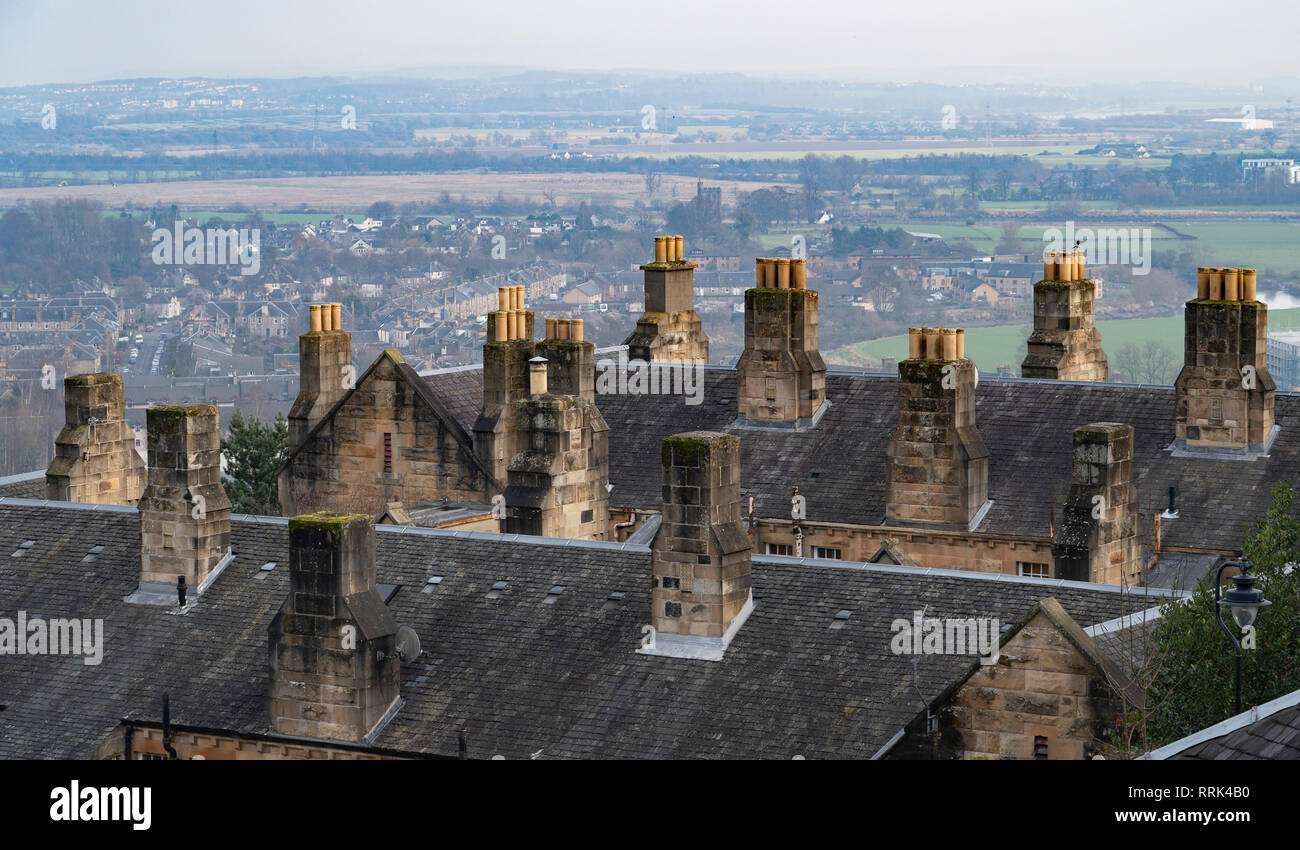 Schornstein Töpfen auf alte Häuser mit Blick auf die Stadt Stirling in Schottland, Großbritannien Stockfoto