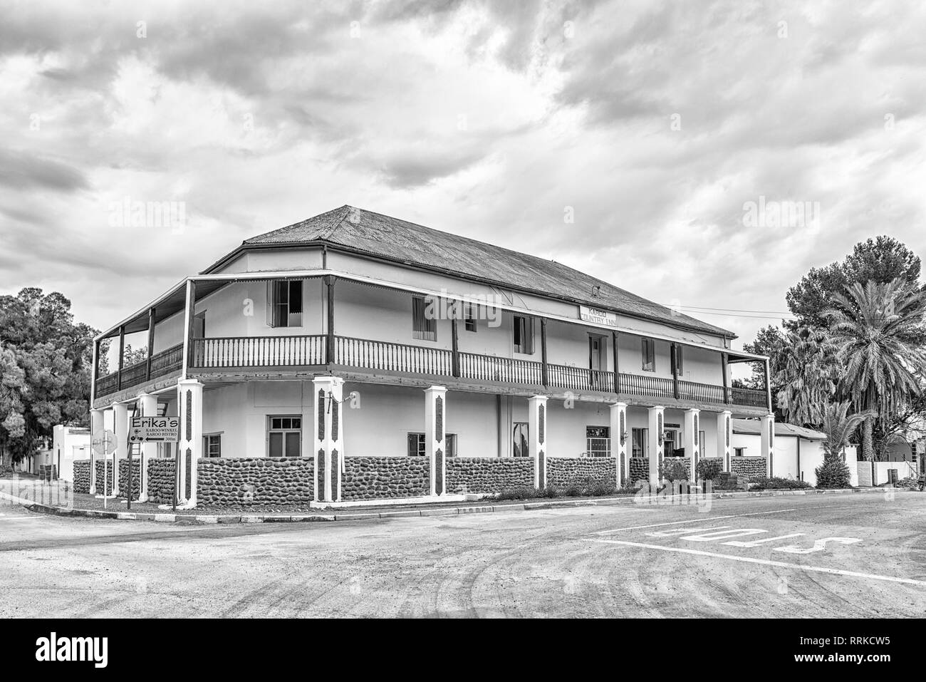 VOSBURG, SÜDAFRIKA, 1. September 2018: Die historische Karoo Country Inn in Vosburg in der Northern Cape Provinz. Schwarzweiß Stockfoto