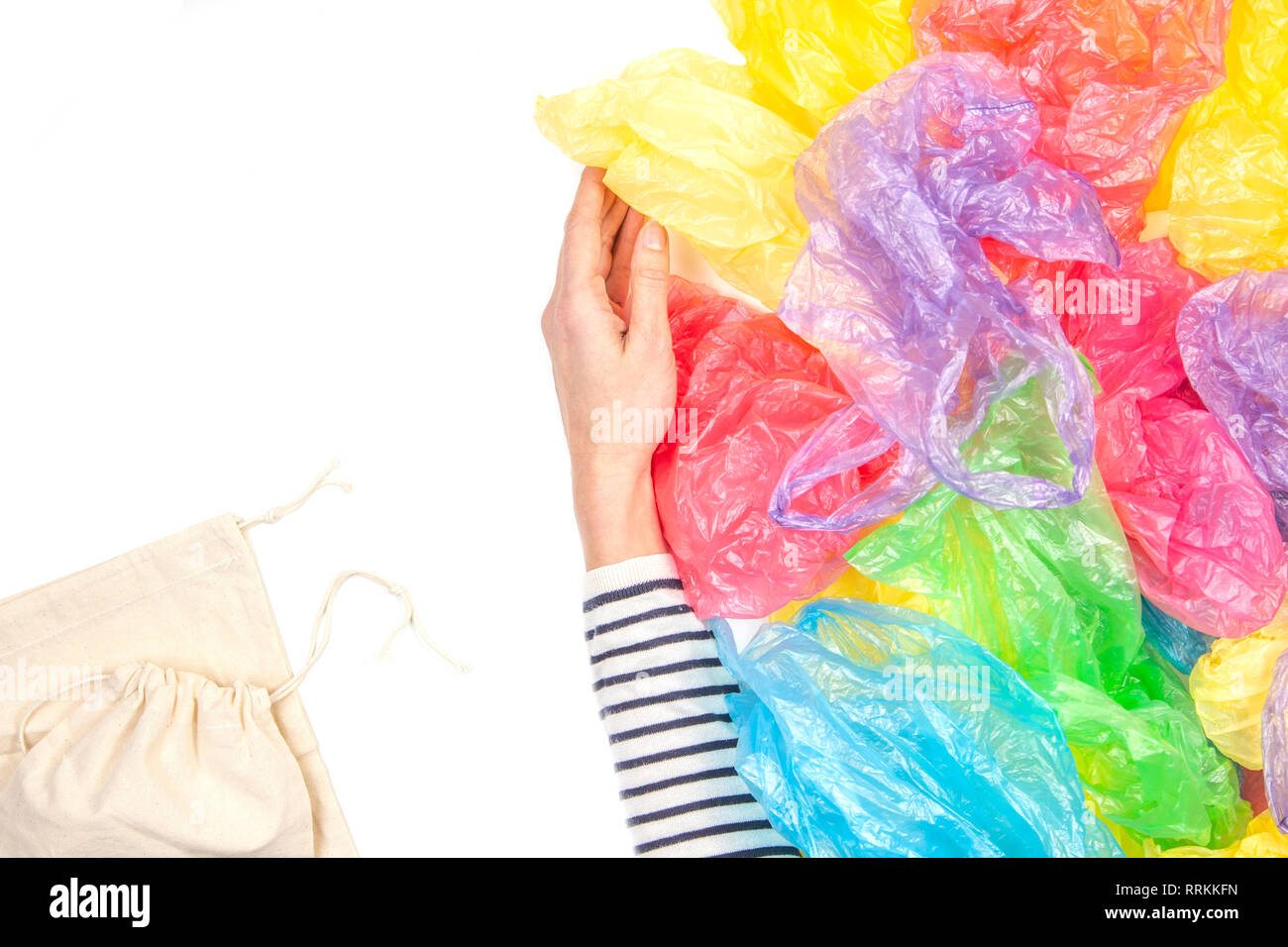 Frau weigert sich mit Plastiktüten und wiederverwendbar Warenkorb auswählen. Kein Plastik, Umwelt, Verschmutzung Konzept Stockfoto