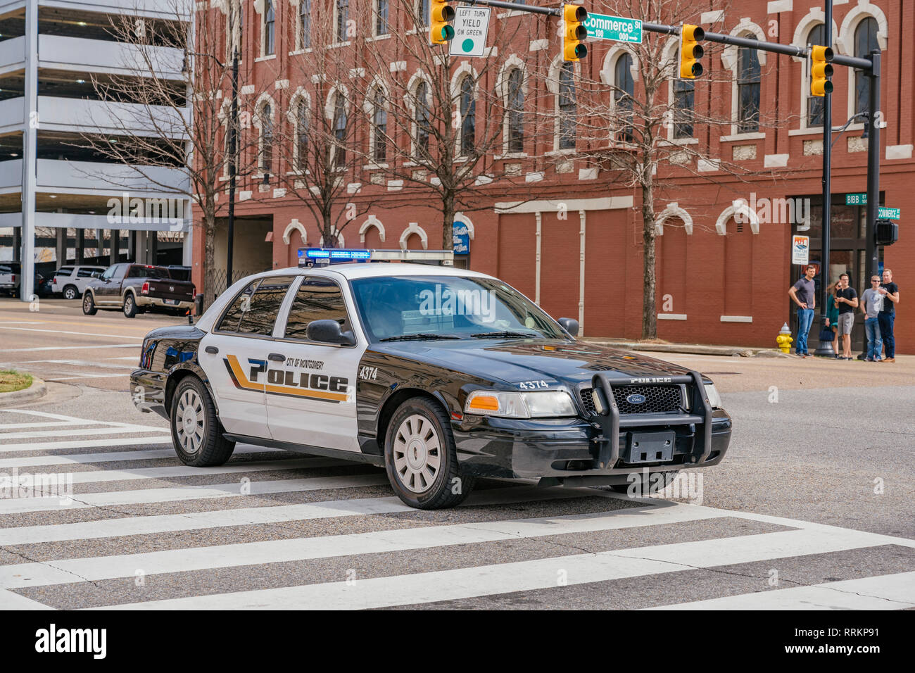 Schwarze und weiße Ford Crown Victoria Polizei Auto oder Cruiser oder streifenwagen von Montgomery Alabama Police Department in den USA. Stockfoto