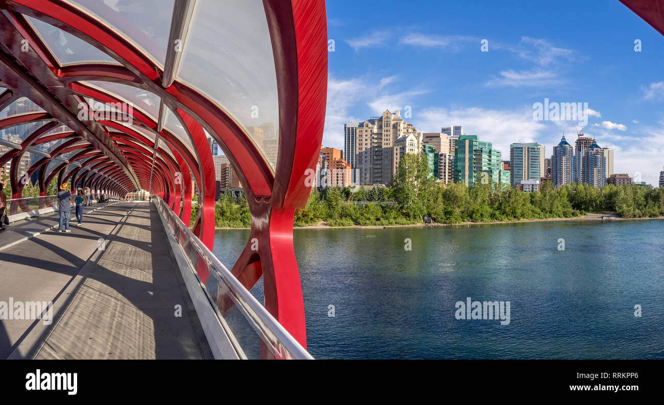 Anzeigen von Calgary in der Innenstadt entlang der Peace Bridge, welche das Bow River in Calgary. Calgary ist das Zentrum des kanadischen Öl- und Gasindustrie Stockfoto
