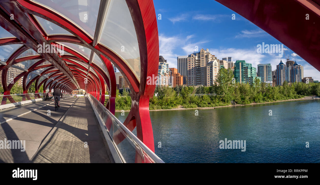 Anzeigen von Calgary in der Innenstadt entlang der Peace Bridge, welche das Bow River in Calgary. Calgary ist das Zentrum des kanadischen Öl- und Gasindustrie Stockfoto