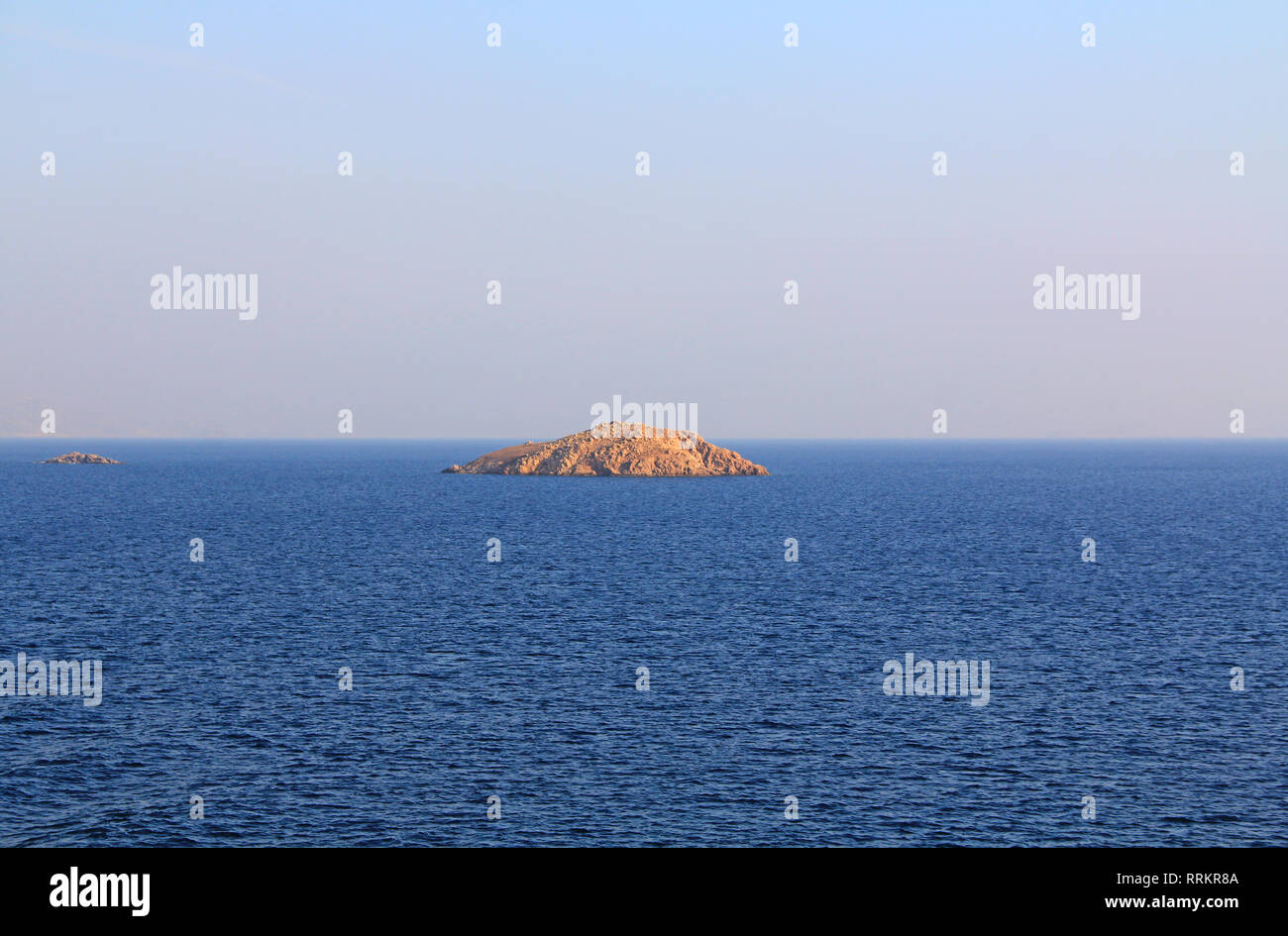 Kopieren von Wasser und Himmel Hintergrund mit Inseln in Griechenland Stockfoto