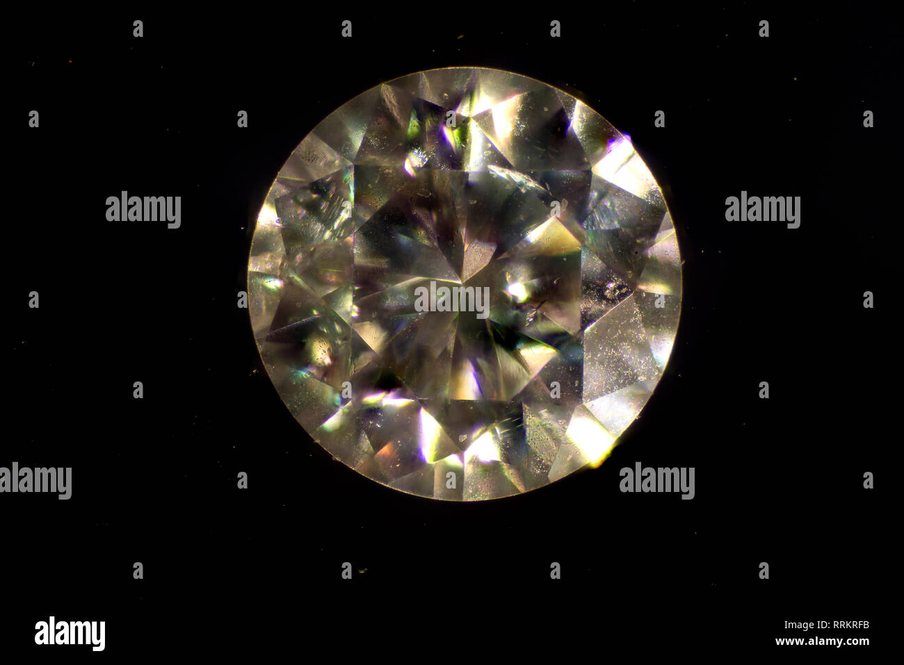 Mikroskopische Bild. Diamond ist eine feste Form des Elements Kohlenstoff mit seine Atome in einem Kristall Struktur angeordnet namens Diamond cubic. Stockfoto