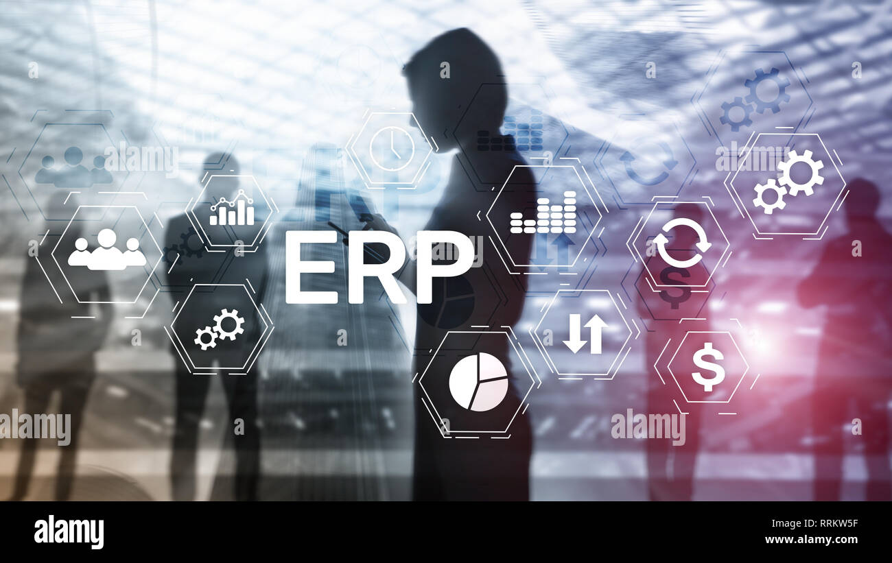 ERP-System Enterprise Ressource Planning auf verschwommenen Hintergrund. Business Automation und Innovation Konzept. Mädchen mit einem Mobiltelefon und 4 Silhouetten Stockfoto