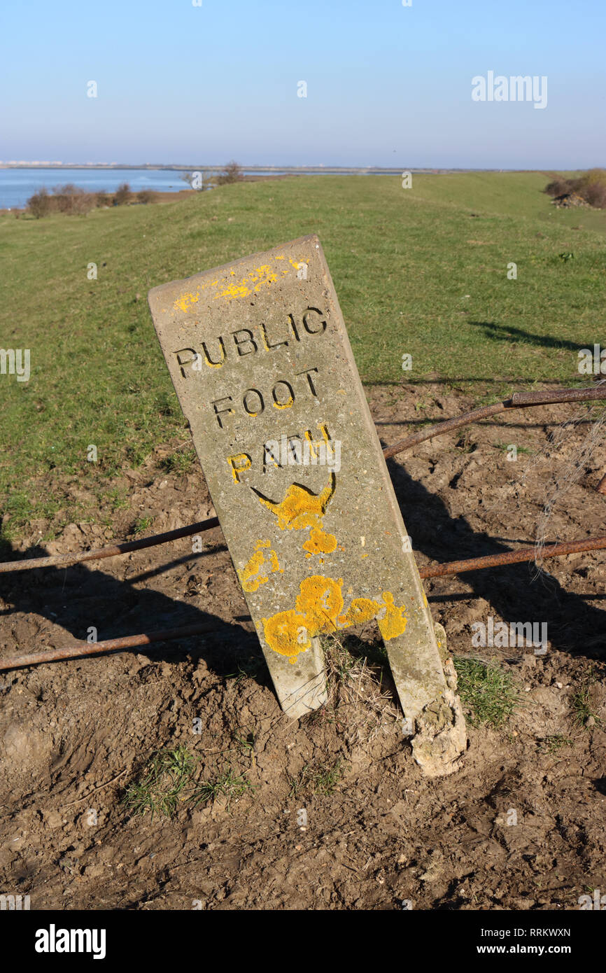 Wegweiser auf der Sächsischen Ufer Weg lange Entfernung Wanderweg in der Nähe von Gravesend Kent England Großbritannien Stockfoto