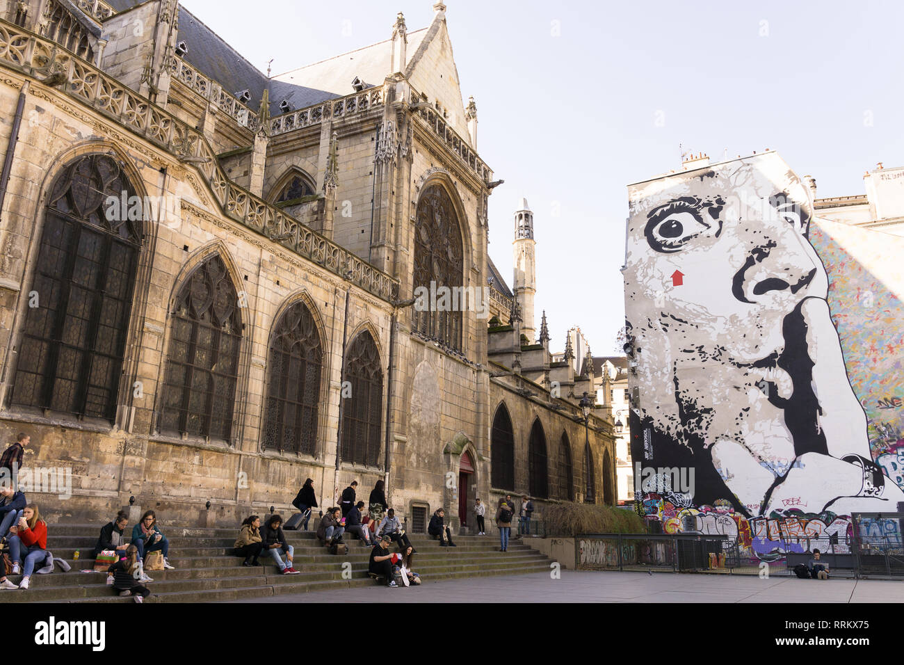 Saint Merry Kirche und die AUTOPORTRAIT des französischen Künstlers Jef Aerosol mit Blick auf den Place Igor Strawinsky in Paris, Frankreich. Stockfoto
