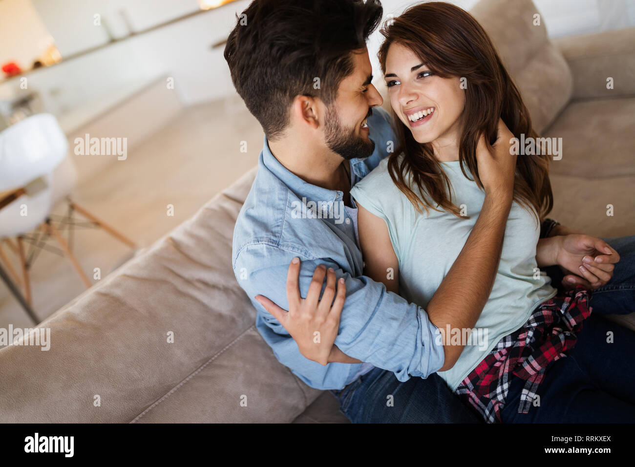 Junges Paar die Zeit gemeinsam zu Hause Stockfoto