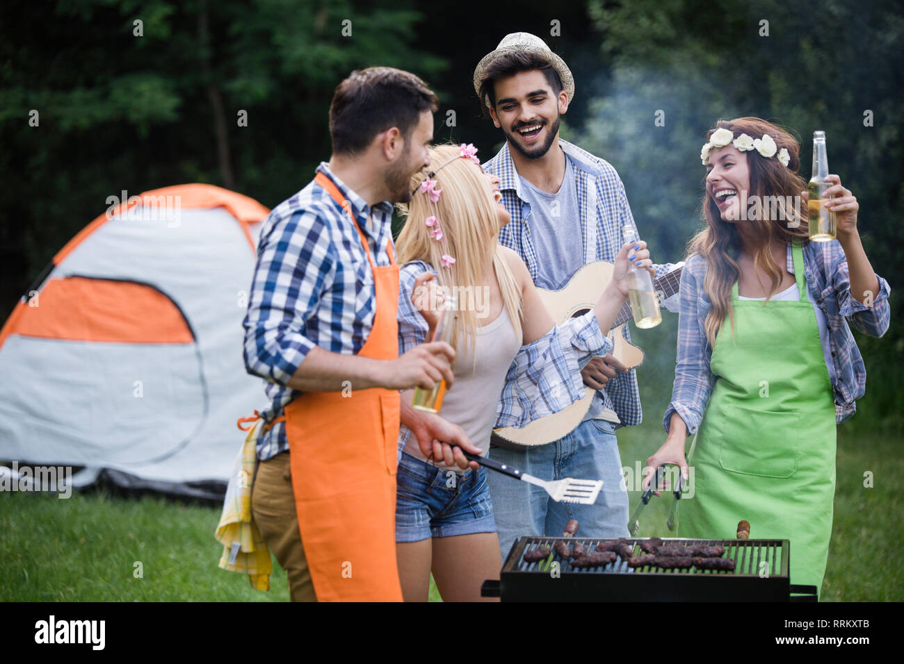 Eine Gruppe von Freunden, Grill in der Natur Stockfoto