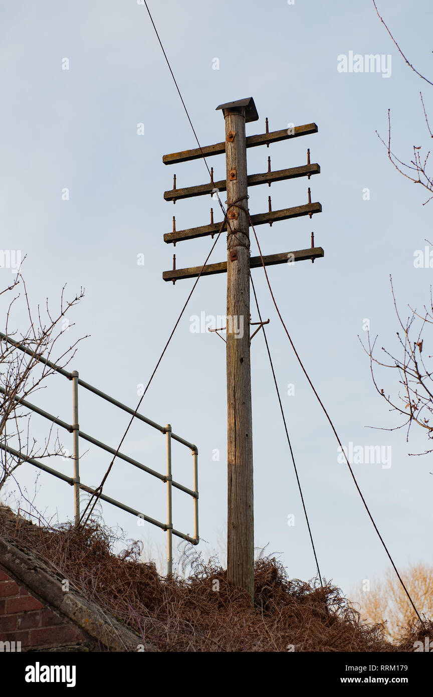 "Wireless" auf der Bahn. Telegrafenmast im alten Stil an der Seite der Bahn ohne fernschreiber Drähte. Stockfoto