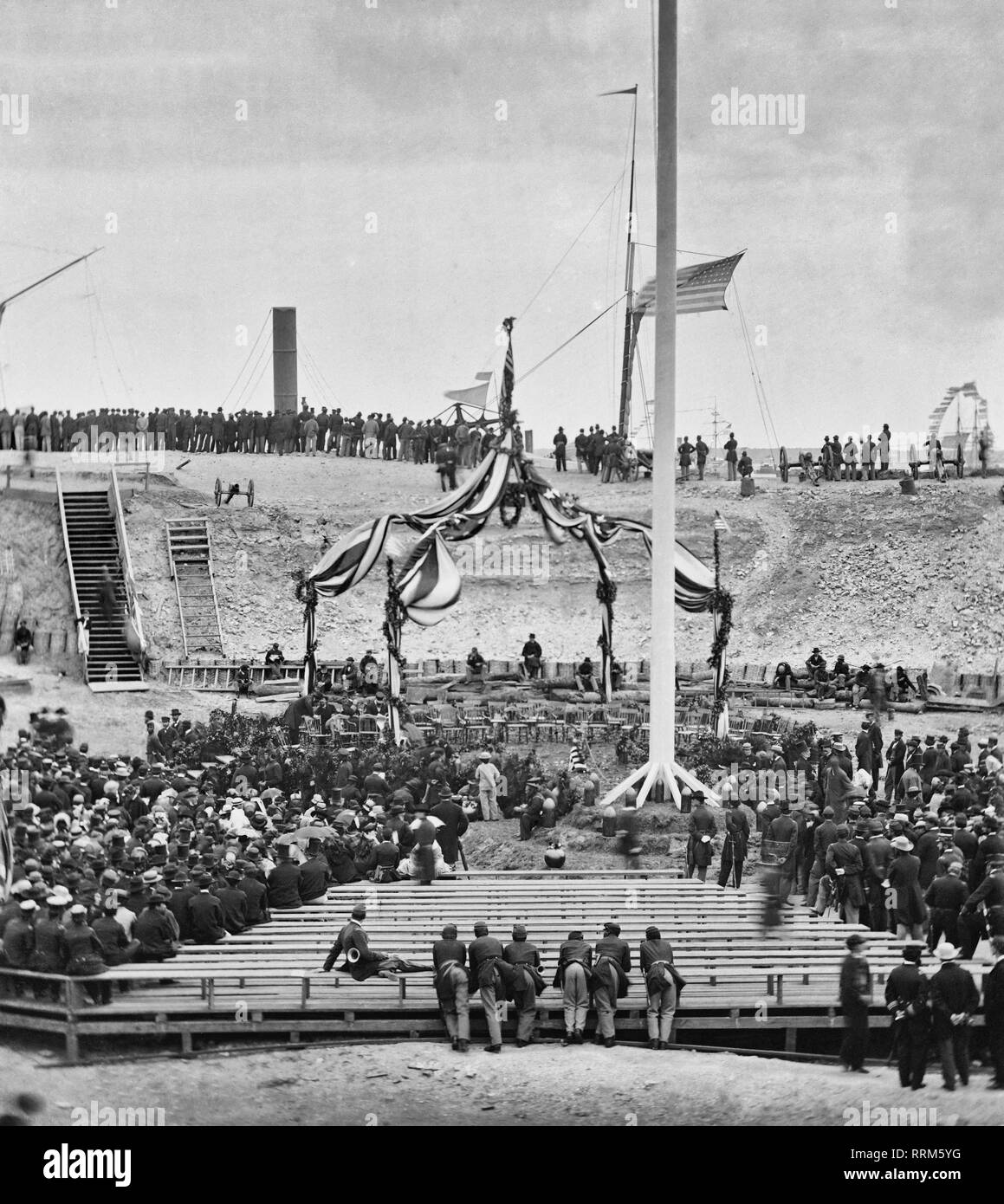 Ansicht der Fahne - Erhöhung über Fort Sumter, den Hafen von Charleston, Charleston, South Carolina, 14. April 1865, mit der Ankunft von Major General Robert Anderson und Gäste. Stockfoto