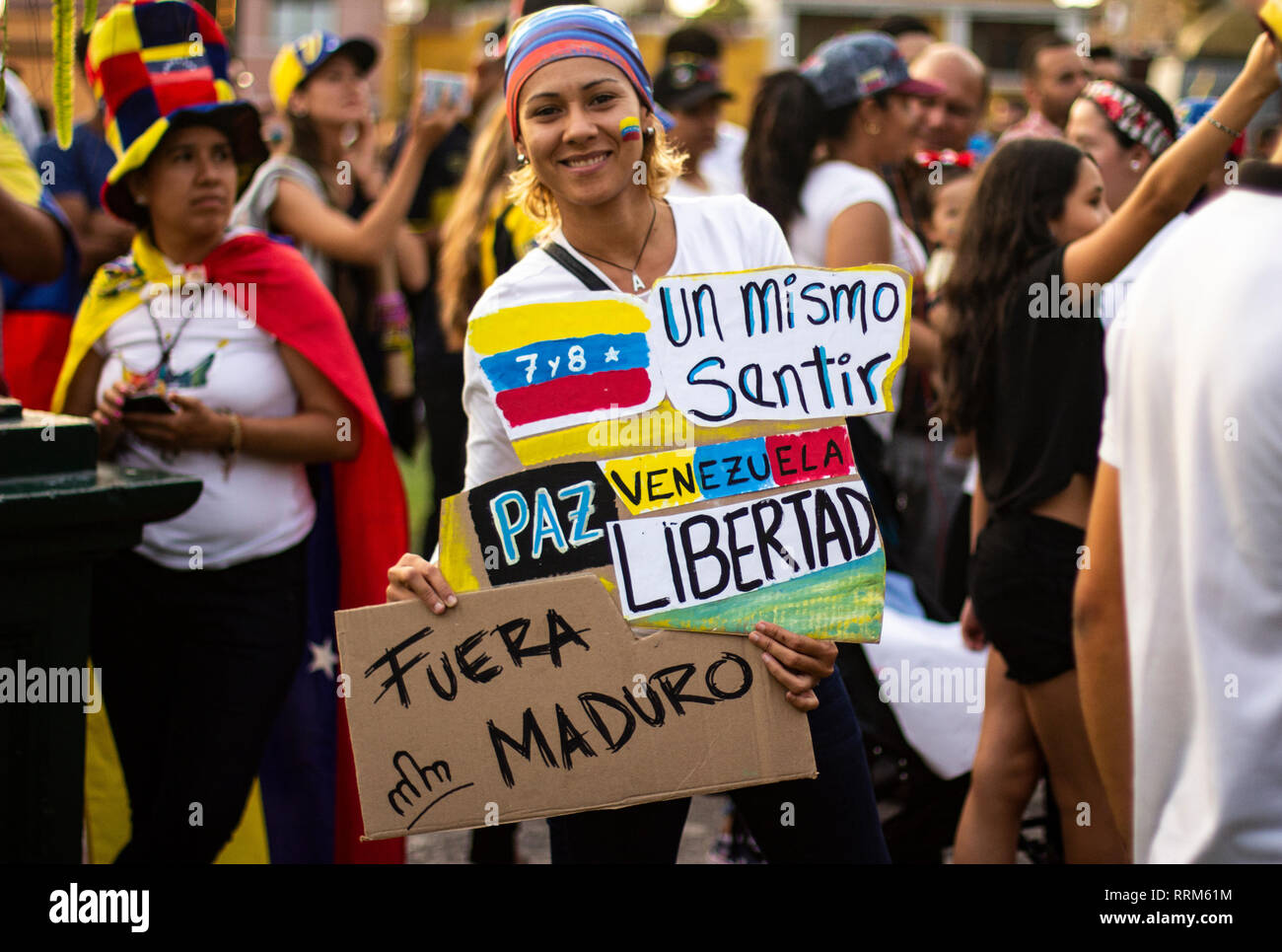 Lima, Peru - 2. Februar 2019: venezolanischen Frauen protestieren mit einem Schild gegen Nicolas Maduro Stockfoto