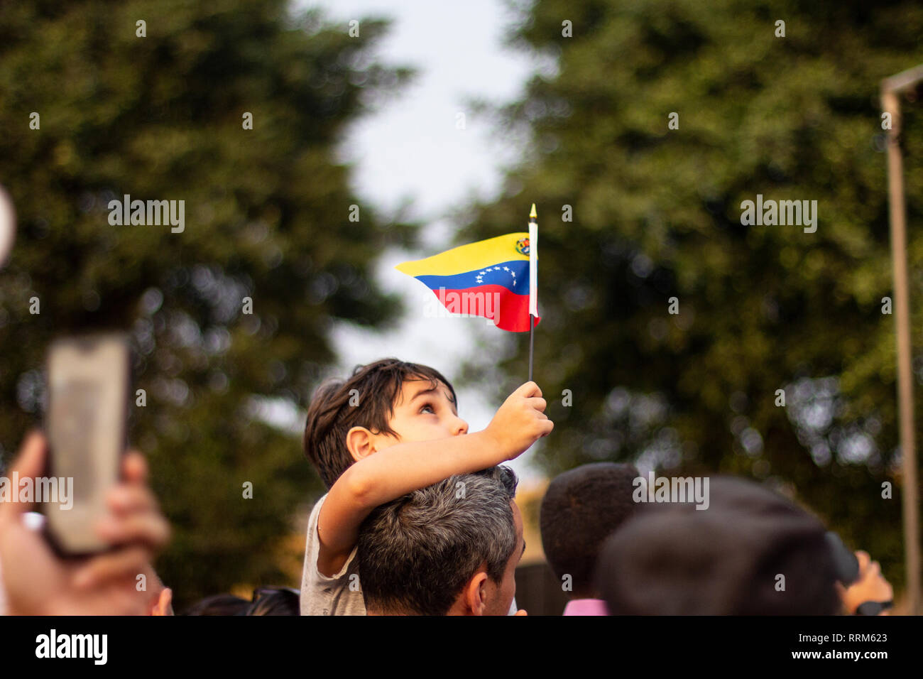 Lima, Lima/Peru - 2. Februar 2019: Kid holding Venezolanische Flagge im Protest gegen Nicolas Maduro - Bild Stockfoto