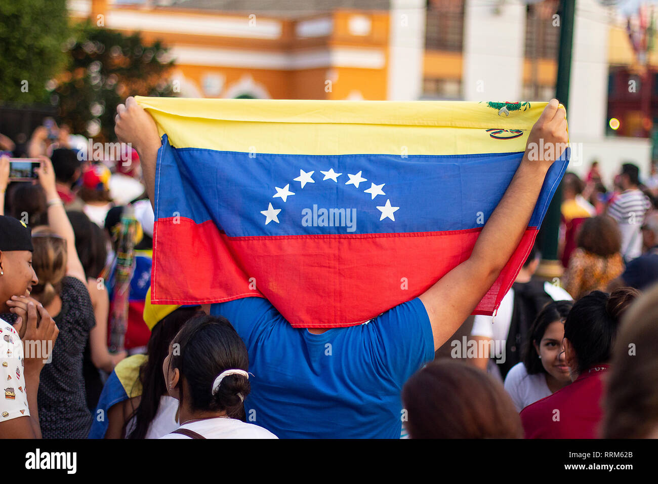 Lima, Peru - 2. Februar 2019: Mann kräftig Holding venezolanische Flagge bei Protest gegen Nicolas Maduro Stockfoto