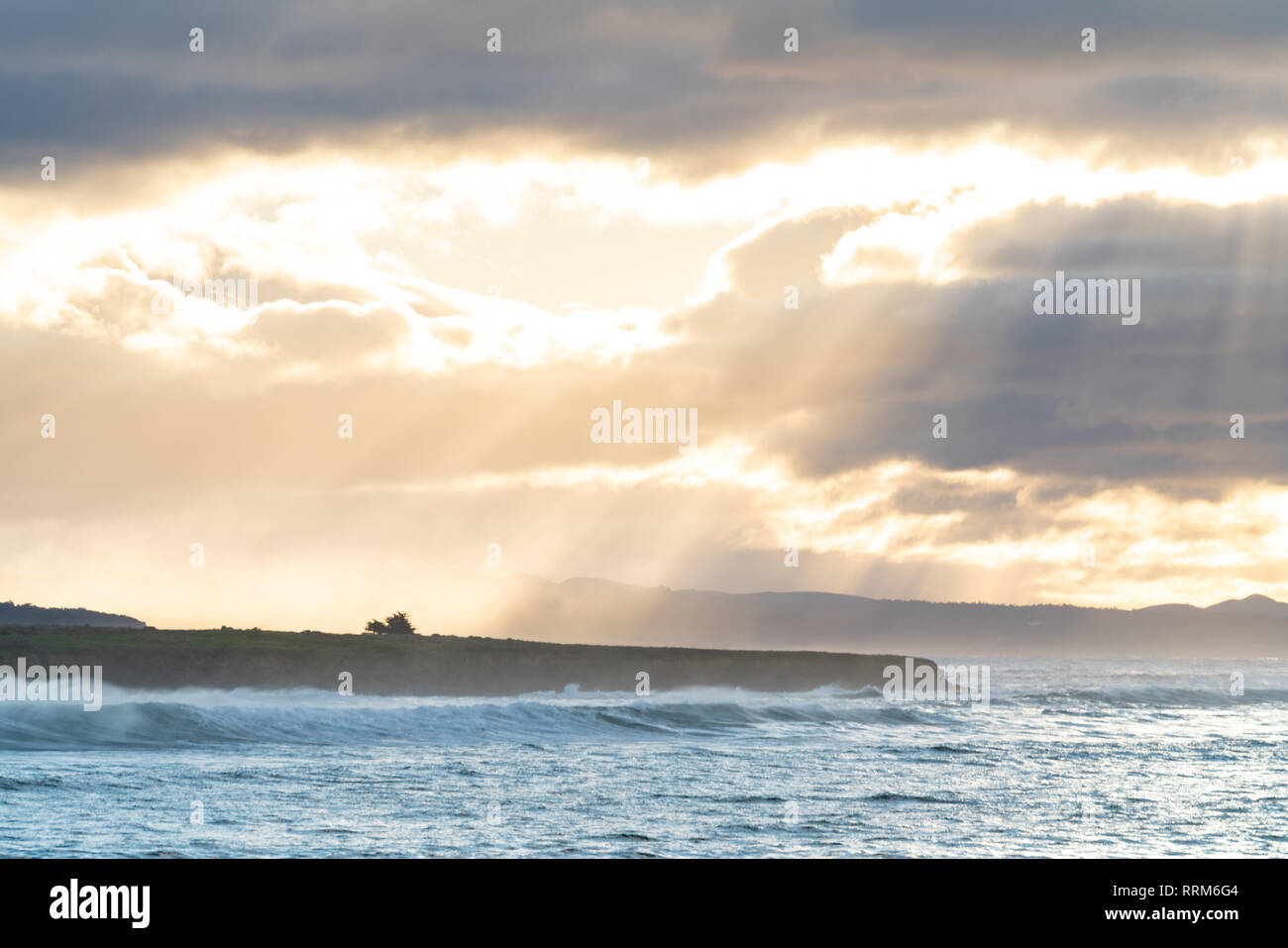 Sun Licht strömt durch Abstechen Wolken über der kalifornischen Küste in der Nähe von Cambria, San Simeon, Big Sur. Erstellen eines atemberaubenden Blick von einem Vista. Stockfoto