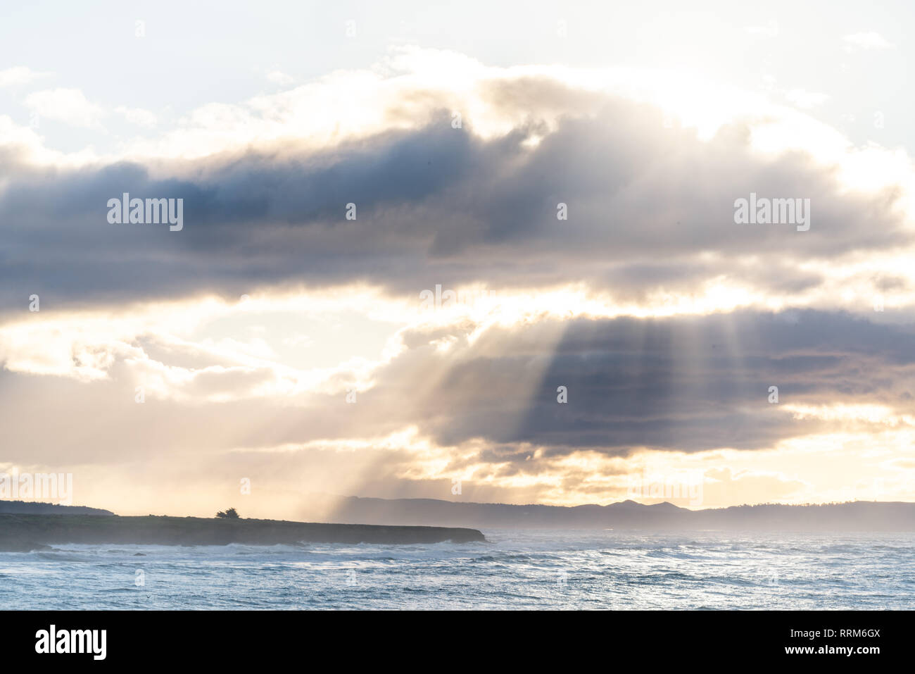 Sun Licht strömt durch Abstechen Wolken über der kalifornischen Küste in der Nähe von Cambria, San Simeon, Big Sur. Erstellen eines atemberaubenden Blick von einem Vista. Stockfoto
