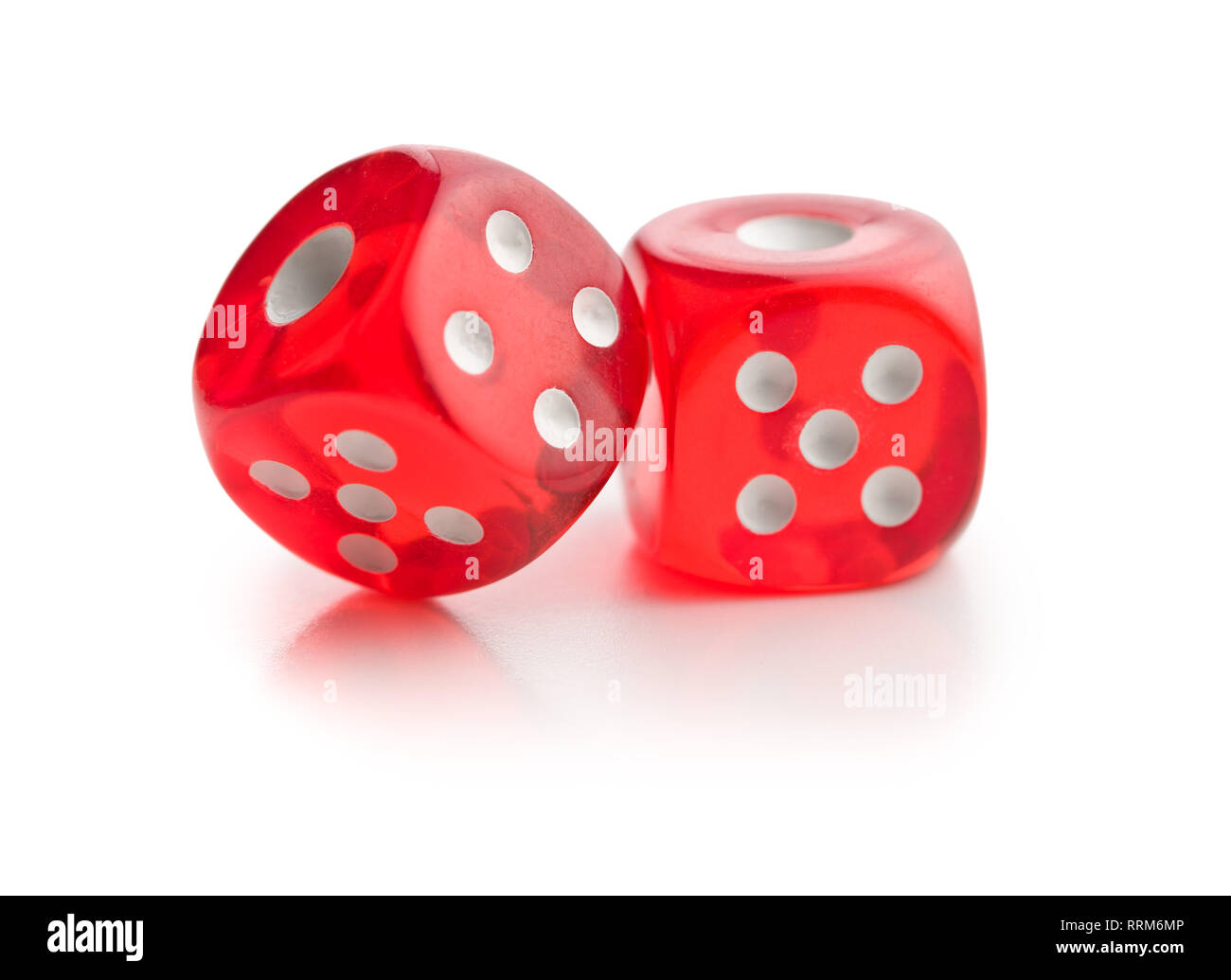Rotes Glas spielen Würfel auf weißem Hintergrund. Stockfoto