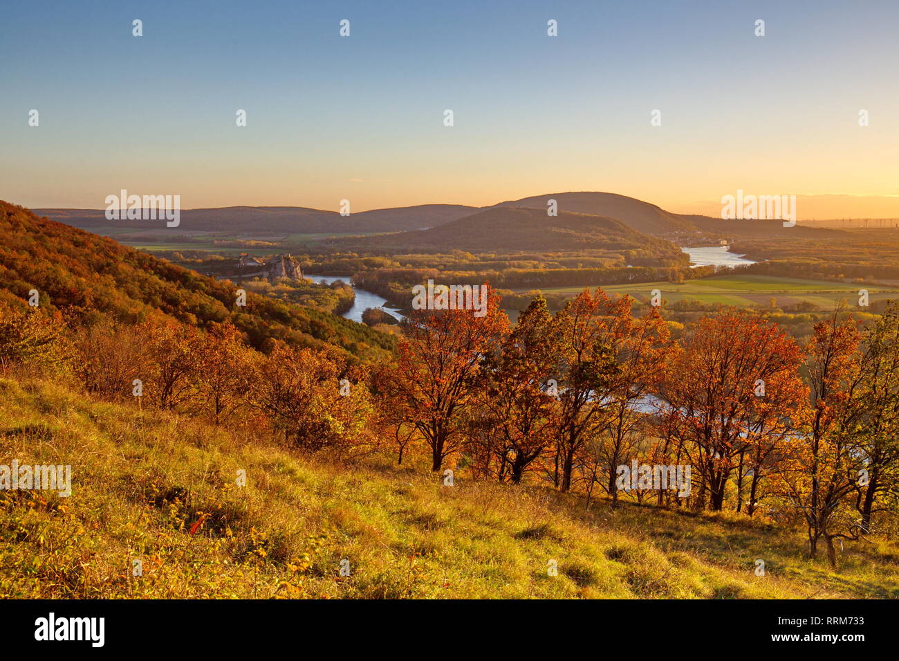 Herbst sonniger Tag mit klarer Himmel und Blick auf die Burgruine und farbenfrohes Land mit Wäldern und Feldern in Österreich und der Slowakei Stockfoto