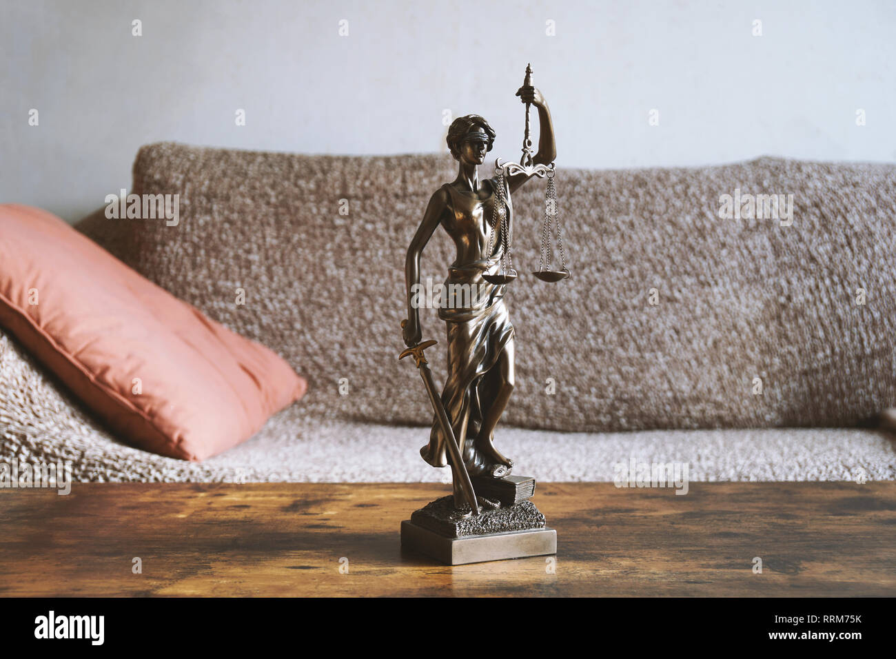 lady Justice oder justitia Statue auf dem Tisch - Vermieter und Mieter Gesetz Stockfoto