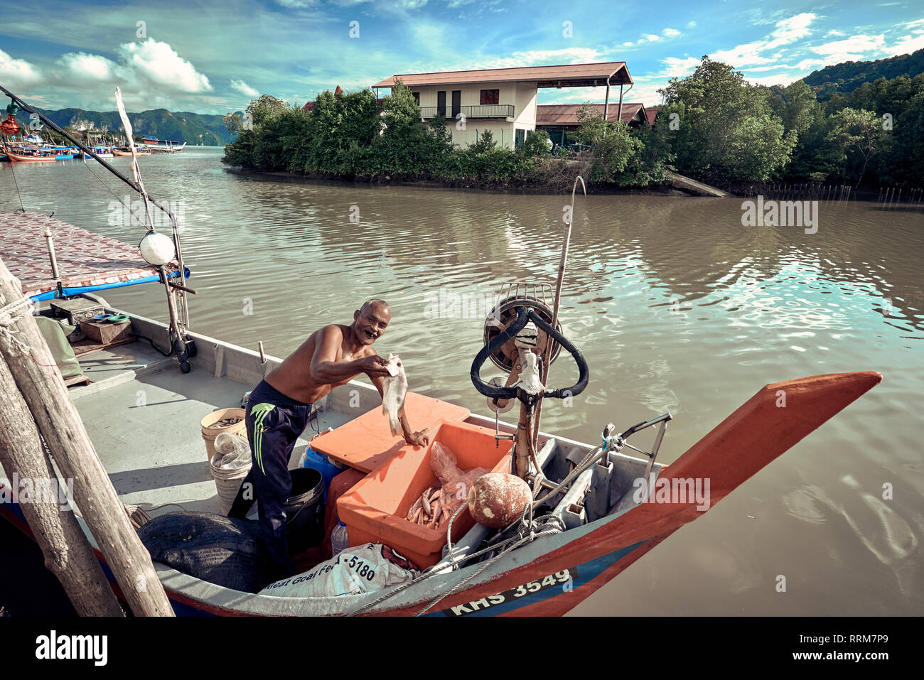 Langkawi, Malaysia - Dez 18: Asiatische Fischer mit Fisch in der Hand. Hand mit Fisch. Hand, die frischen Fisch. Catcher zeigt Fische zu Kamera. Stockfoto