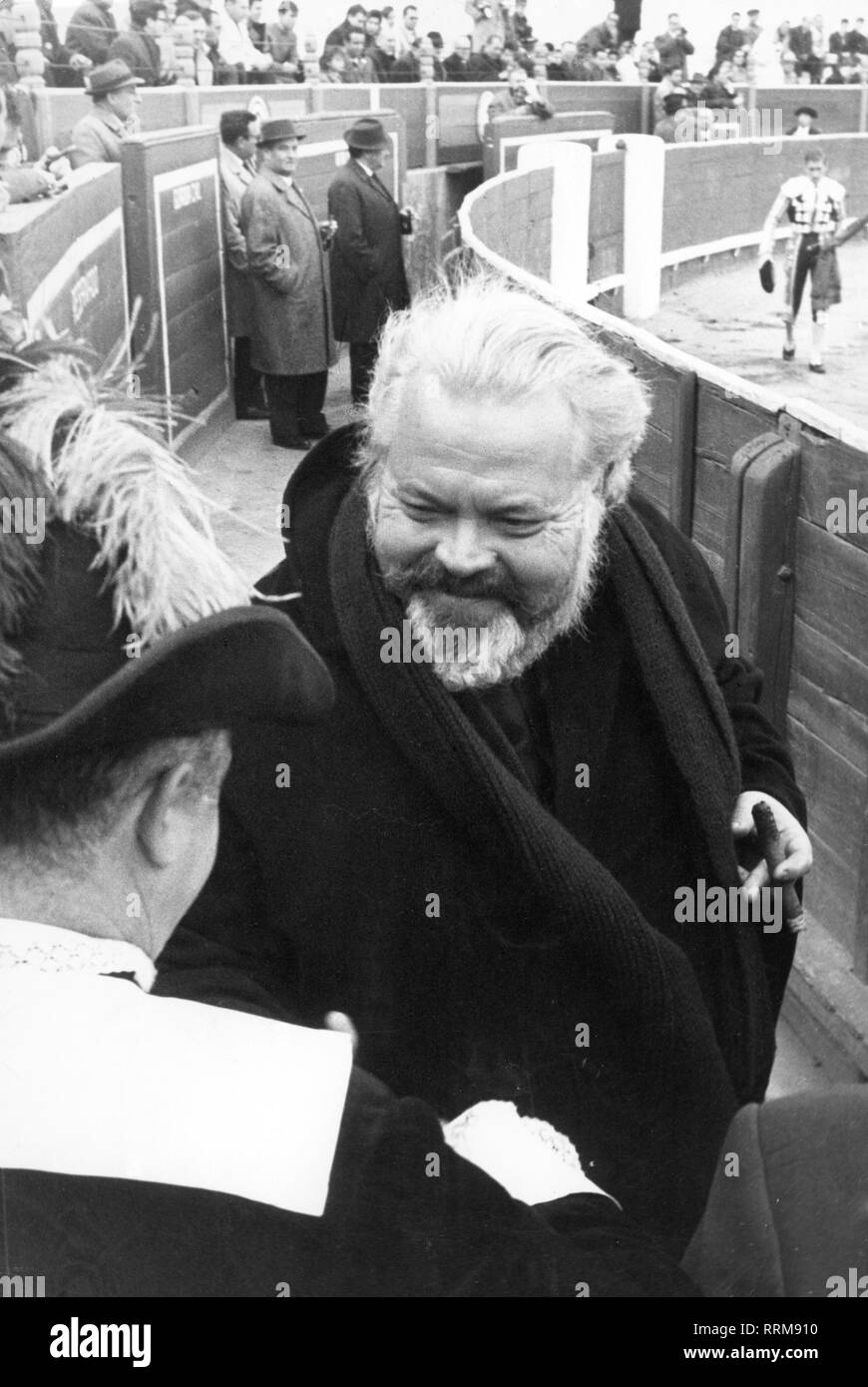 Welles, Orson, 6.5.1915 - 10.10.1985, amerikanischer Schauspieler und Regisseur, halbe Länge, im Stierkampf, 1970er Jahre, Additional-Rights - Clearance-Info - Not-Available Stockfoto