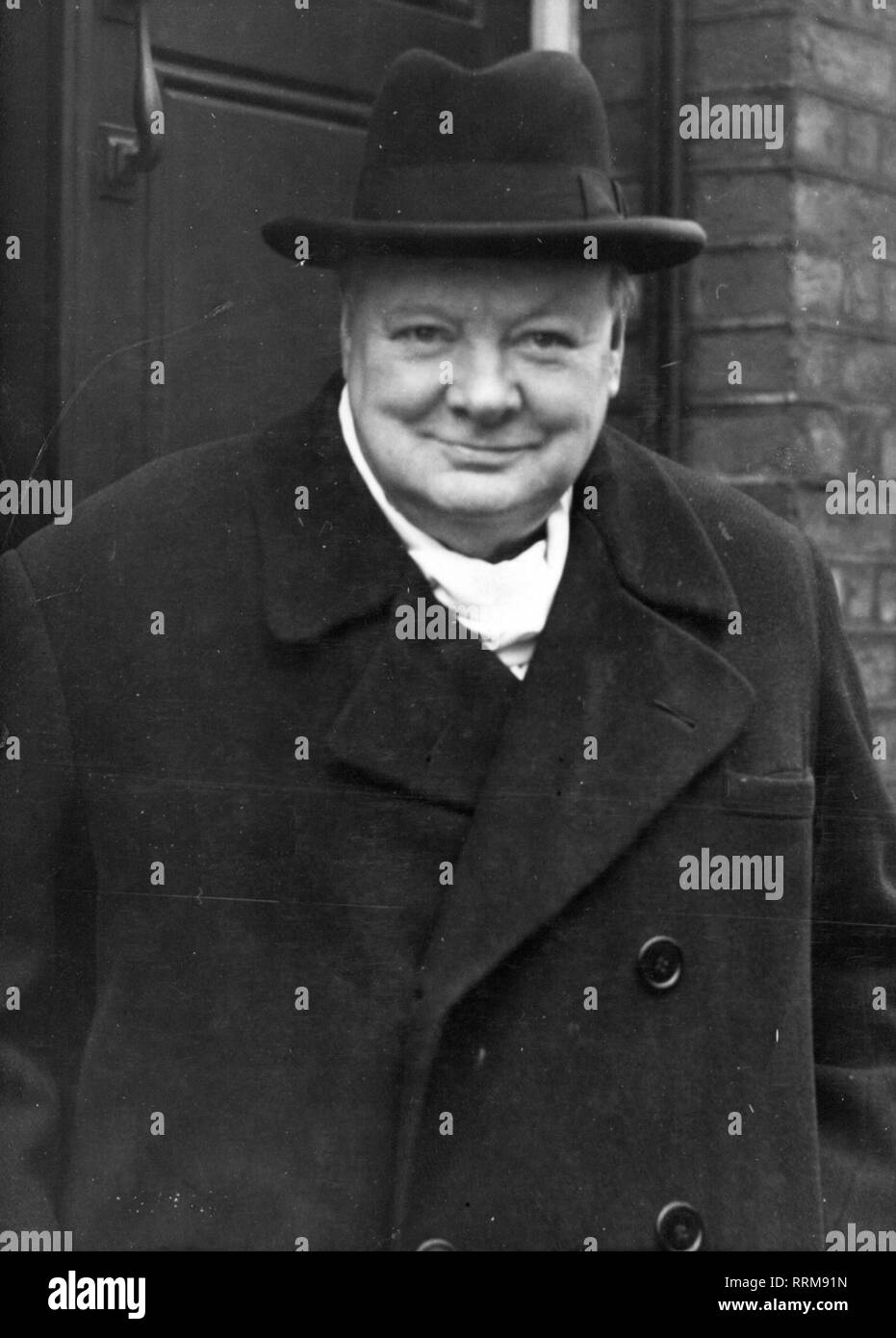 Churchill, Winston, 30.11.1874 - 24.1.1965, britischer Politiker (Kons.), Führer der Opposition 1945 - 1951, halbe Länge, an seinem 73. Geburtstag, 28 Hyde Park Gate, Kensington, London, 30.11.1946, Additional-Rights - Clearance-Info - Not-Available Stockfoto
