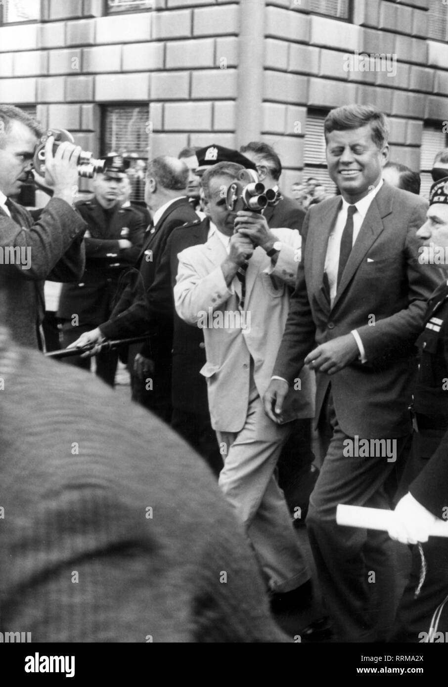 Kennedy, John Fitzgerald, 29.5.1917 - 22.11.1963, US-amerikanischer Politiker (Dem.), United States Senator aus Massachusetts 3.1.1953 - 22.12.1960, halbe Länge, in der Parade an der Columbus Day, New York City, 12.10.1960, Additional-Rights - Clearance-Info - Not-Available Stockfoto