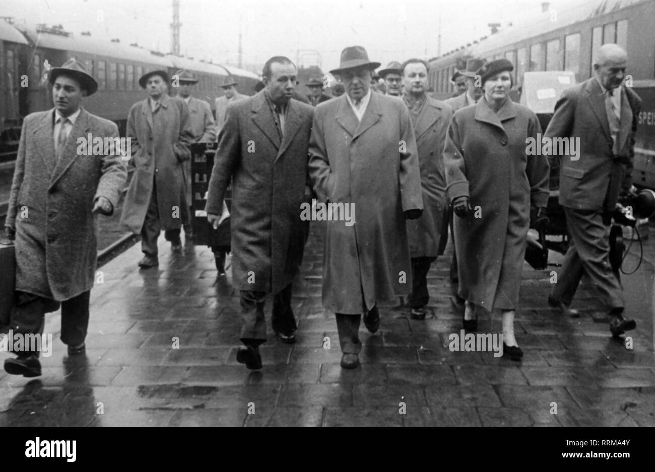 Zorin, Baldrian Alexandrovich, 1.1.1902 - 14.1.1986, sowjetische Diplomat, Botschafter der UDSSR in der Bundesrepublik Deutschland 1956 - 1957, Besuch in München zu einem Konzert von Igor Oistrach, Ankunft am Hauptbahnhof, 1956, mit Frau, Additional-Rights - Clearance-Info - Not-Available Stockfoto