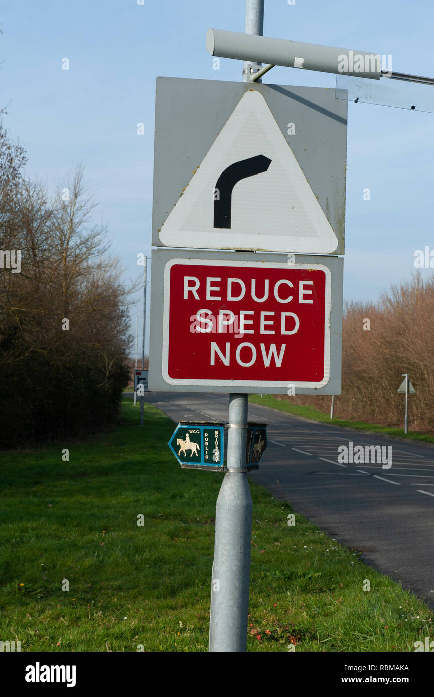 Doppelten Zweck Verkehrszeichen auf Mähne Weg, Westbury, Wiltshire, UK. Stockfoto