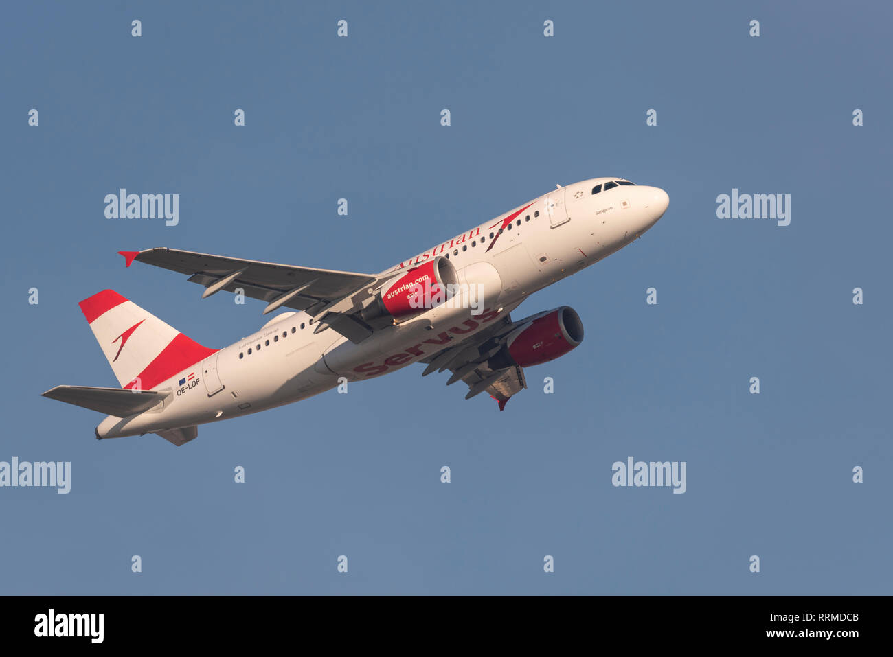 Austrian Airlines Airbus A319 Jet Airliner Ebene OE-LDF vom London Heathrow Flughafen, Großbritannien. Flug Abflug. Sarajevo benannt Stockfoto