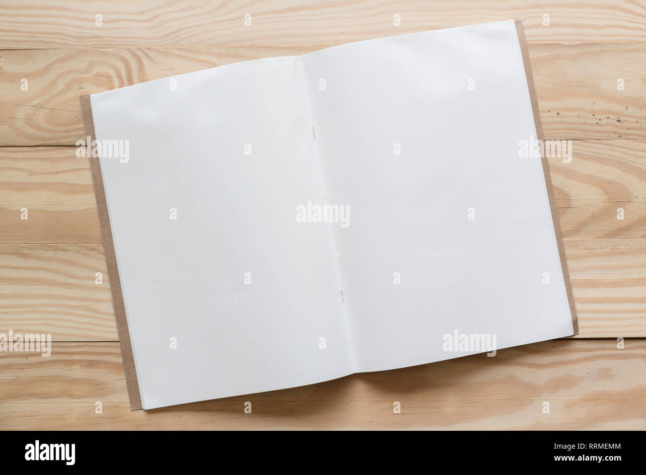 Abstrakte Leer ein Weißbuch über Holz- table top Hintergrund Konzept für leere Schreiben business Blatt, normales Mock up Bildung Vorlage, Flyer. Stockfoto