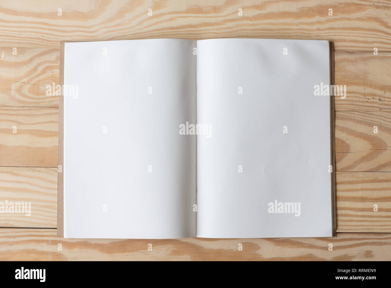 Abstrakte Leer ein Weißbuch über Holz- table top Hintergrund Konzept für leere Schreiben business Blatt, normales Mock up Bildung Vorlage, Flyer. Stockfoto