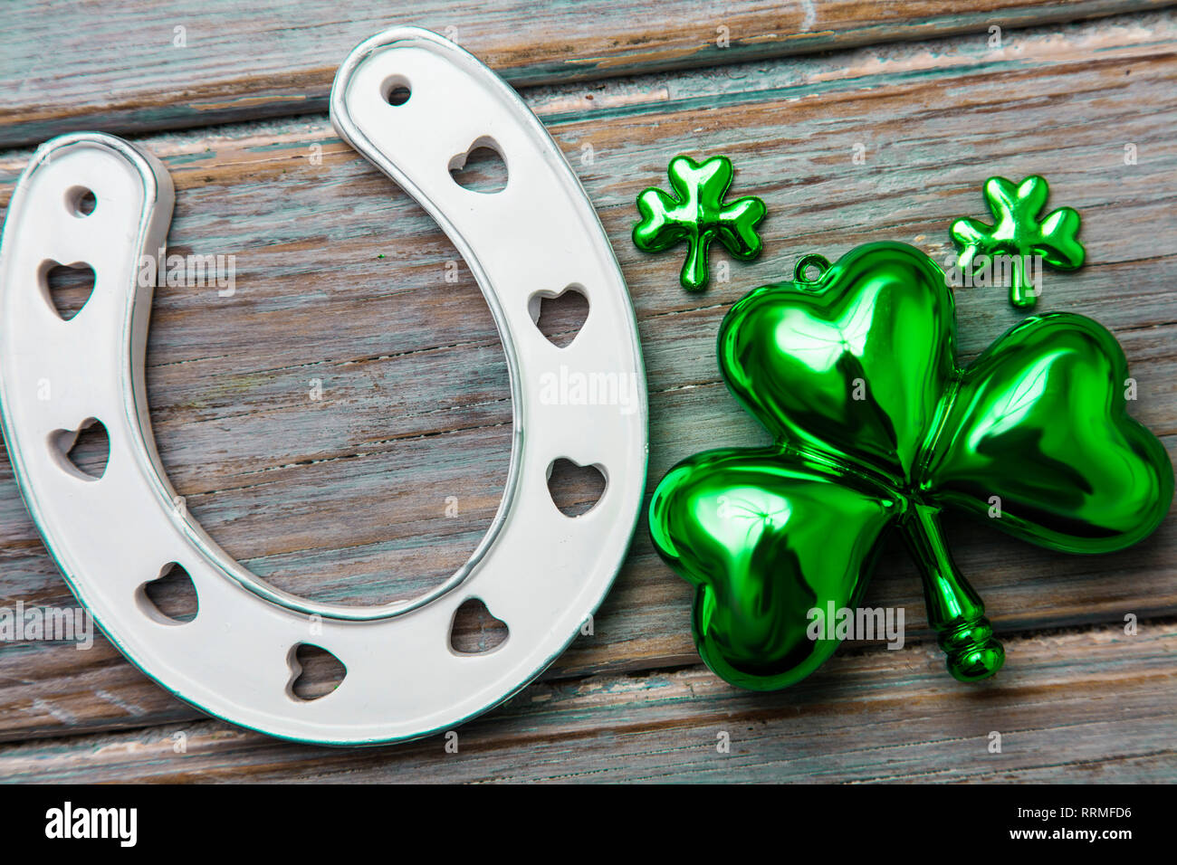 St Patrick's Day lucky horse shoe und Green Shamrock Stockfoto