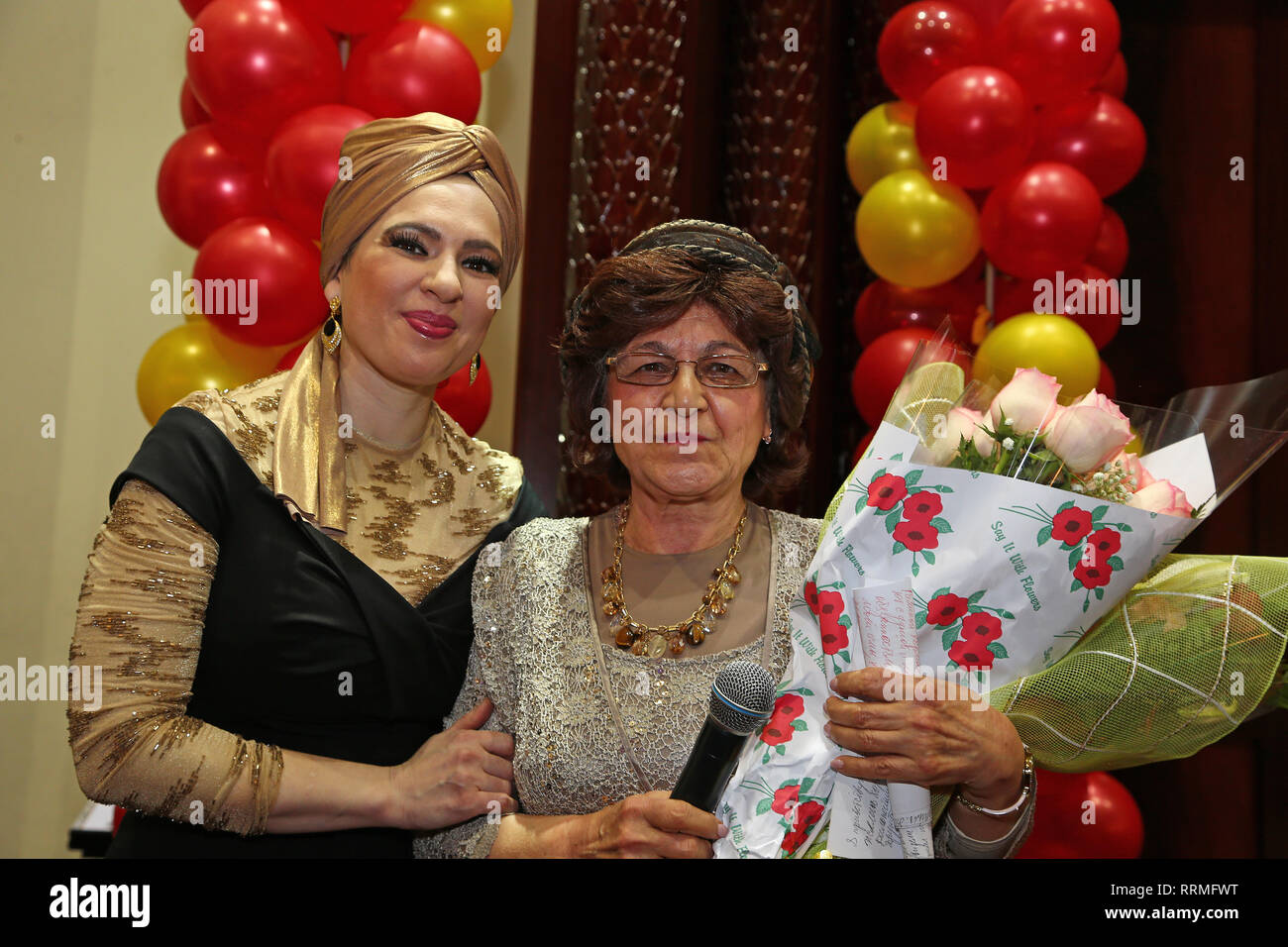 New York City, USA. 24 Feb, 2019. Druzhba Verlag Dr. Miriam Yakubov (rechts) mit Blumen. Gemeinde Ohr Natan von Rego Park, Queens, feierte den 20. Jahrestag seiner Veröffentlichung in russischer Sprache, druschba, der größten Mizrahi-Veröffentlichung in den USA, mit Reden und Unterhaltungsprogramm in der Gemeinschaft Queens Boulevard Hauptquartier. Unter den Verfechtern Gegenwart des US-Kongresses Vertreter Gnade Meng waren, und Linda Spiegel der Margaret Tietz Pflege & Rehabilitation Center in Forest Hills. Credit: Andy Katz/Pacific Press/Alamy leben Nachrichten Stockfoto