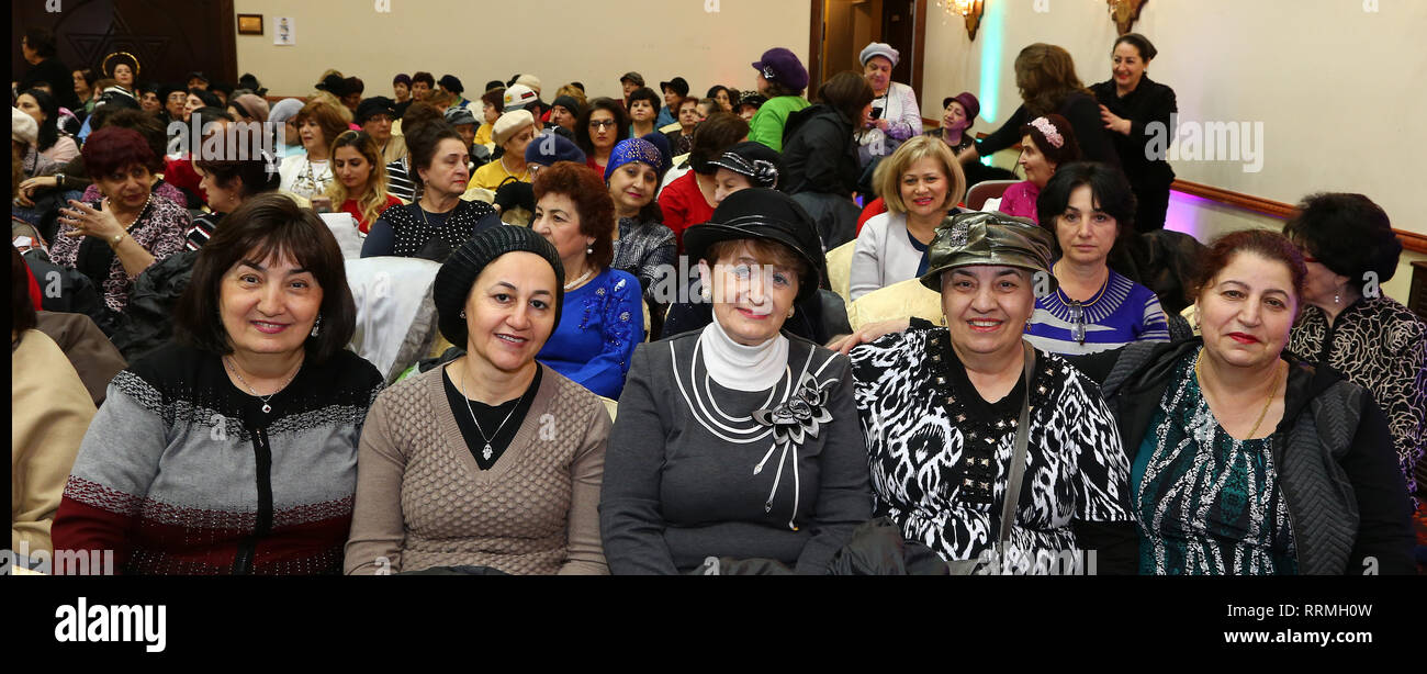 New York City, USA. 24 Feb, 2019. Gemeinde Ohr Natan von Rego Park, Queens, feierte den 20. Jahrestag seiner Veröffentlichung in russischer Sprache, druschba, der größten Mizrahi-Veröffentlichung in den USA, mit Reden und Unterhaltungsprogramm in der Gemeinschaft Queens Boulevard Hauptquartier. Unter den Verfechtern Gegenwart des US-Kongresses Vertreter Gnade Meng waren, und Linda Spiegel der Margaret Tietz Pflege & Rehabilitation Center in Forest Hills. Credit: Andy Katz/Pacific Press/Alamy leben Nachrichten Stockfoto