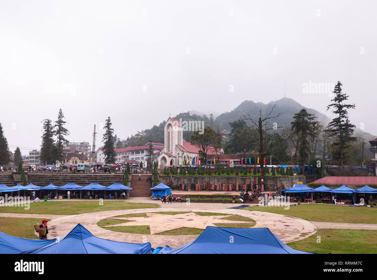 Der Markt im Freien in großen Feld durch die Nhà Thờ Đá Sapa oder Notre Dame Kathedrale an einem bewölkten Tag, Sa Pa, Vietnam Stockfoto