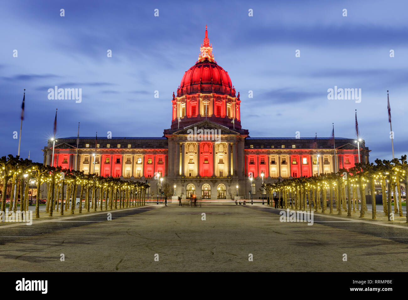 San Francisco Rathaus beleuchtet in Rot und Gold, die für das chinesische Neujahr. Stockfoto