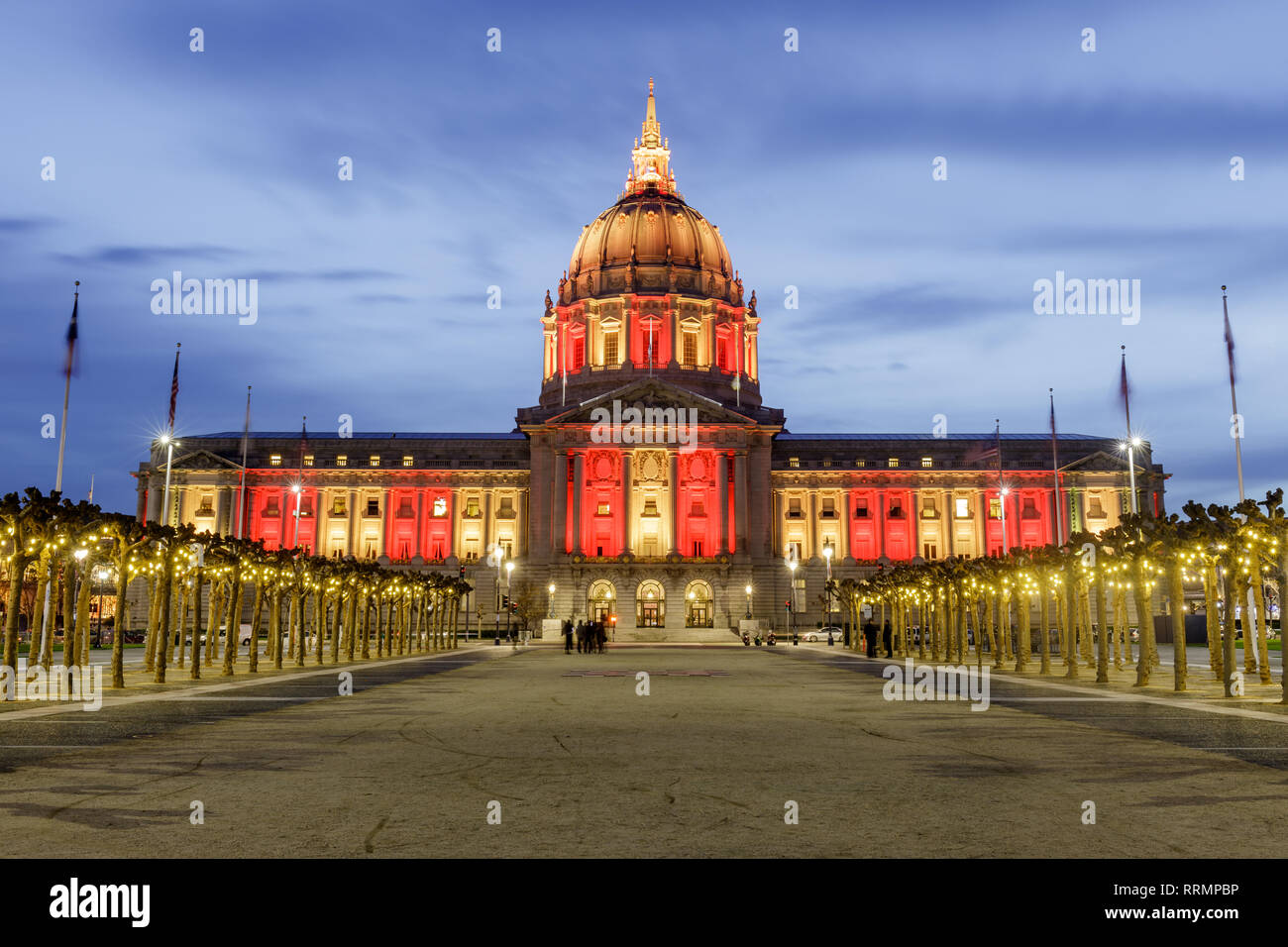 San Francisco Rathaus beleuchtet in Gold und Rot für das chinesische Neujahr. Stockfoto