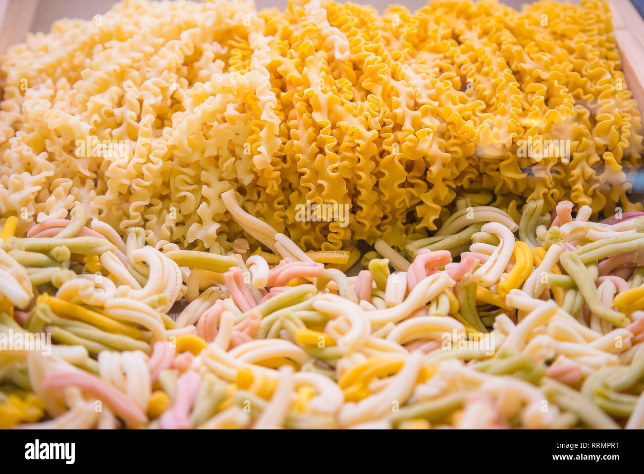 Frische hausgemachte raw italienische Pasta, close-up Textur von Tagliatelle pasta Mehl ribbon Nudel Stockfoto