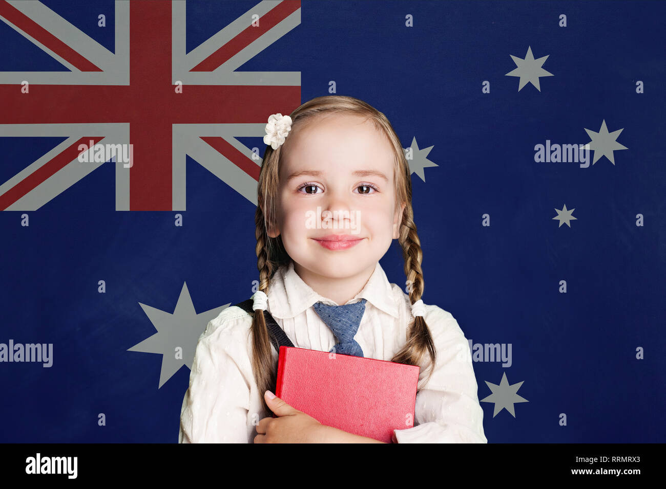 Australien Konzept mit kleinen Mädchen mit Buch auf der australischen Flagge Hintergrund Stockfoto