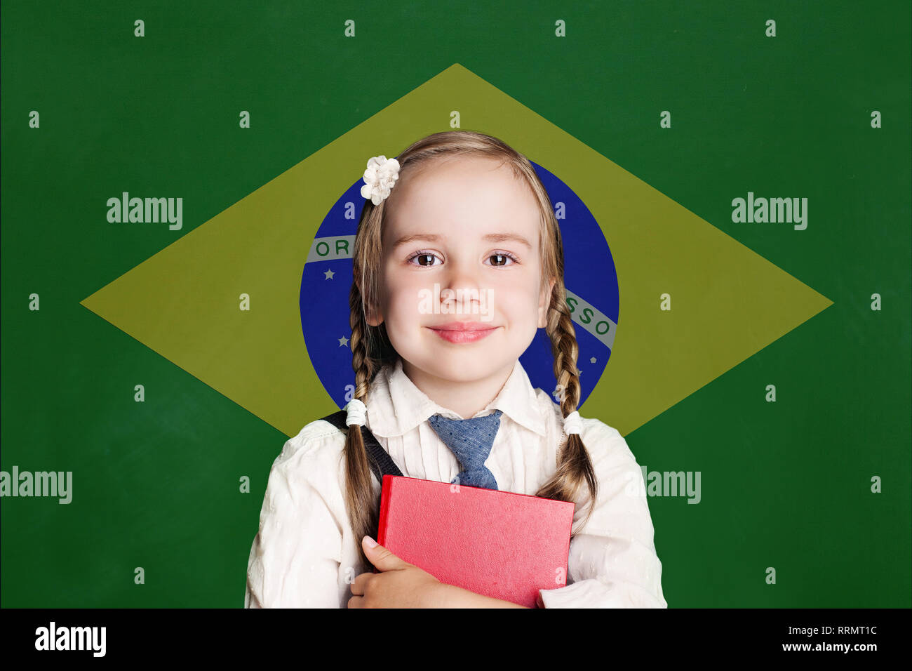Brasilien Konzept mit lächelnden Mädchen mit Buch auf der Flagge der Föderativen Republik Brasilien Hintergrund Stockfoto