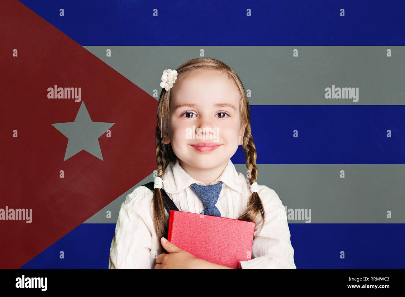 Kuba Konzept mit glückliches Kind Mädchen student mit Buch gegen die Flagge der Kubanischen Hintergrund Stockfoto