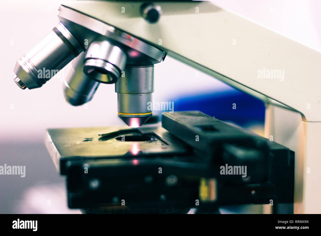 Seitenansicht eines Licht Mikroskop das Licht auf und optische Auge Stück Lupen Stockfoto